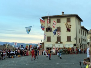 What to do, flag throwing in Anghiari